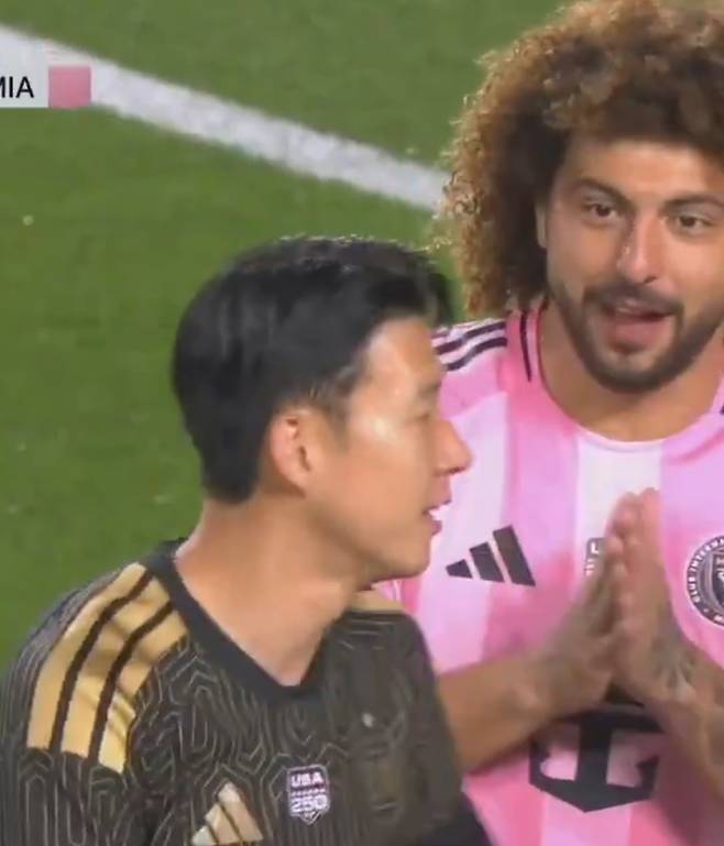 '손흥민 유니폼 얼마나 간절했으면' 전반 19분 만에 '두 손 모아' 요청한 선수 화제