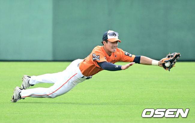 한화 중견수 고민 해결할 대형신인 등장, 4G 연속 안타에도 스스로 채찍질 “자신감 얻었지만 만족은 없다” [오!쎈 오키나와]