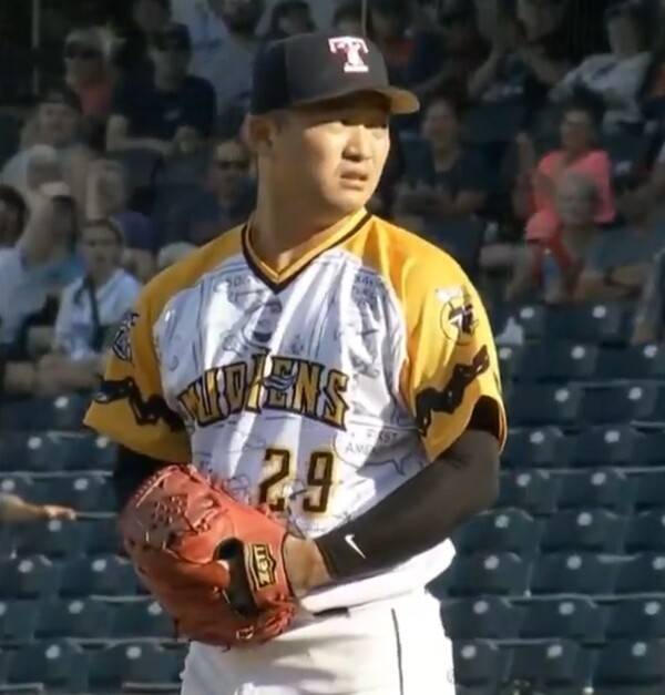 '한국행 포기' 139세이브 특급 마무리, 美 첫 등판서 '⅔이닝 4실점' 와르르 붕괴...미국 괜히 갔나