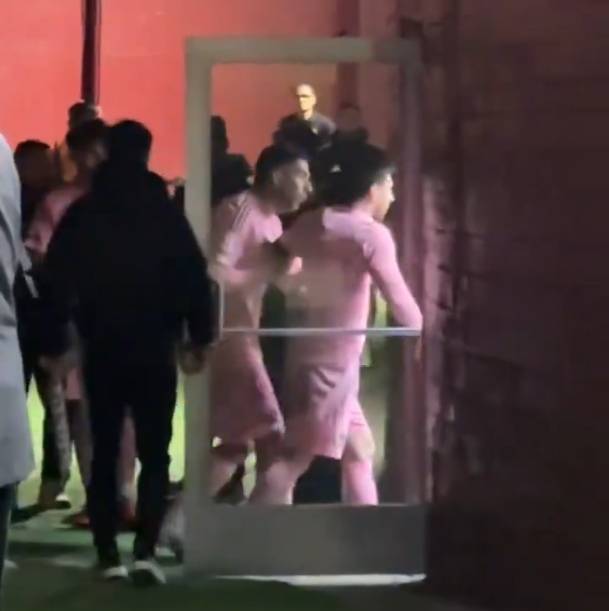 '심판실 난입 직전까지' 메시 격분, '악동' 수아레스가 겨우 말렸다