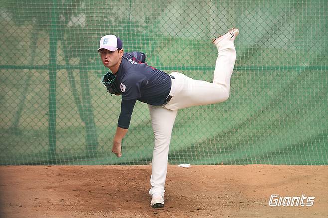 롯데 팬들이 반했다, 또 한 번 속아보나… 일본 팀 1이닝 순삭, ‘애증의 유망주’ 올해는 터지나