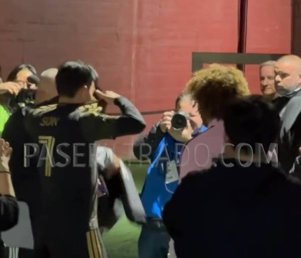 '두 손 모아' 손흥민 유니폼 부탁했던 선수, 경기 후 SON 기다려 선물 받았다