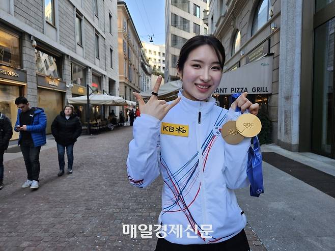 동계올림픽 한국 선수단에 모두 퍼트렸다… ‘팀 코리아 MVP’ 김길리 시그니처 포즈