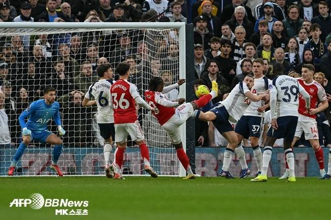 ‘토트넘에 5골 선사’ 트라우마 안긴 1200억 이적생…EPL 선두 아스널, 북런던더비 4-1 대승 → 2위 맨시티와 5점 차