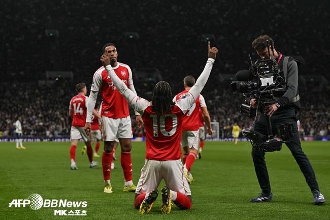 ‘토트넘에 5골 선사’ 트라우마 안긴 1200억 이적생…EPL 선두 아스널, 북런던더비 4-1 대승 → 2위 맨시티와 5점 차