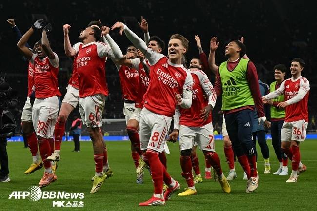 ‘토트넘에 5골 선사’ 트라우마 안긴 1200억 이적생…EPL 선두 아스널, 북런던더비 4-1 대승 → 2위 맨시티와 5점 차