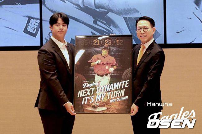 노시환 역대 최초 '300억 사나이' 등극!...한화 노시환과 다년계약 '11년 총액 307억' 역대급 계약 [공식발표]