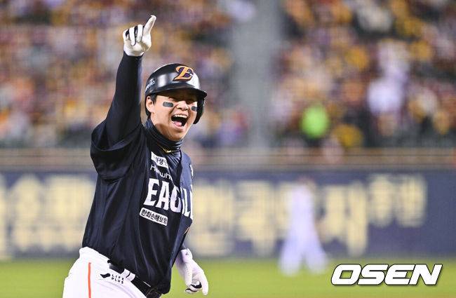 노시환 역대 최초 '300억 사나이' 등극!...한화 노시환과 다년계약 '11년 총액 307억' 역대급 계약 [공식발표]