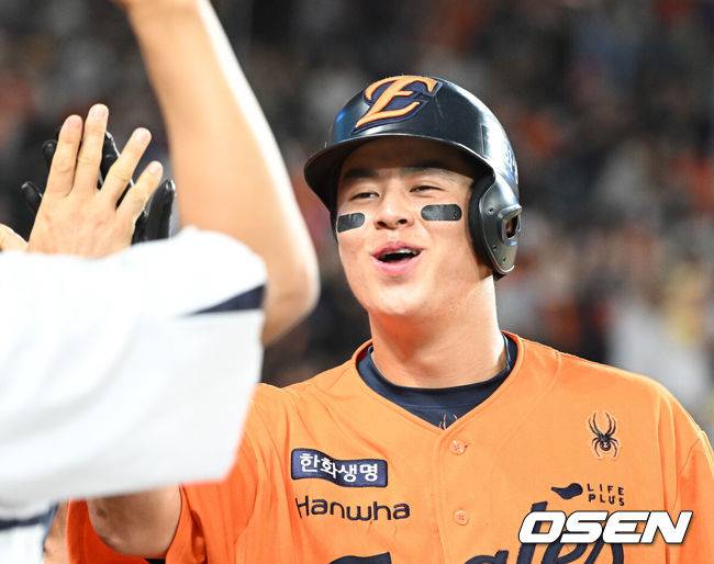 노시환 역대 최초 '300억 사나이' 등극!...한화 노시환과 다년계약 '11년 총액 307억' 역대급 계약 [공식발표]