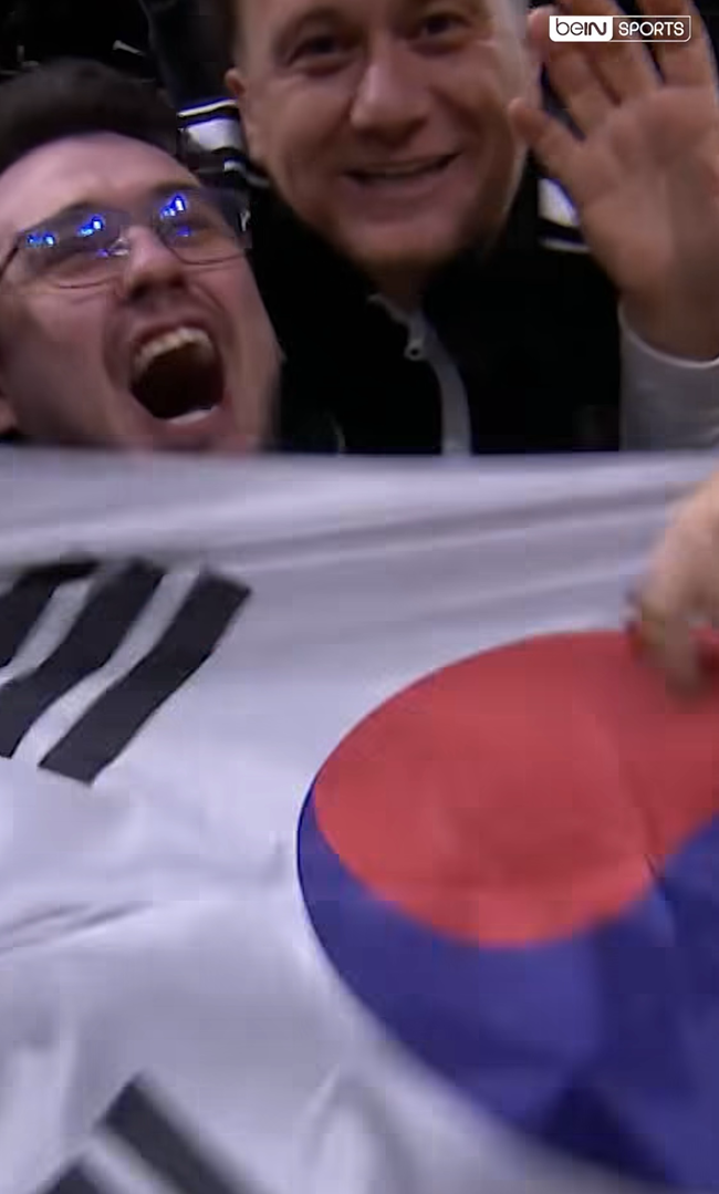 ‘감독은 무릎 꿇고, 현지 팬들은 태극기 펄럭였다’…오현규 3경기 연속골 최초 역사 ‘열광의 도가니’