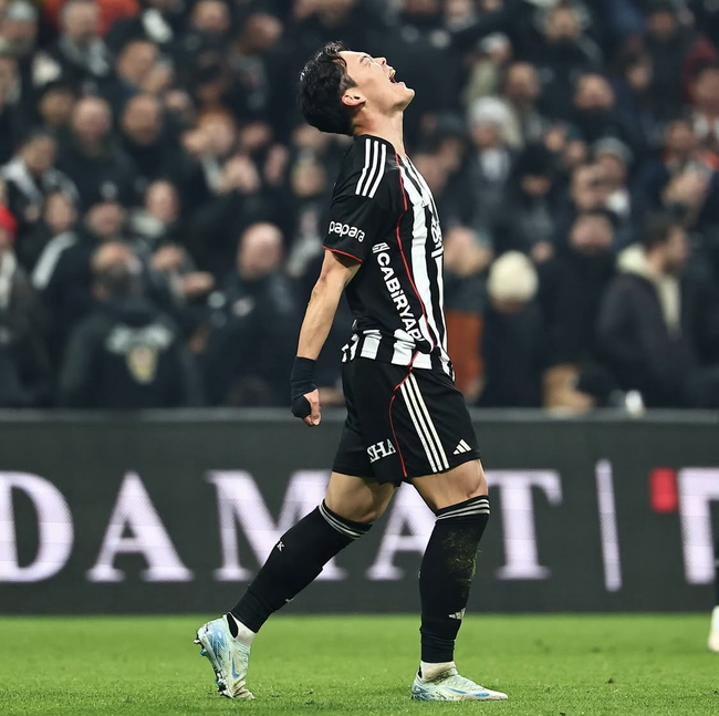 ‘감독은 무릎 꿇고, 현지 팬들은 태극기 펄럭였다’…오현규 3경기 연속골 최초 역사 ‘열광의 도가니’