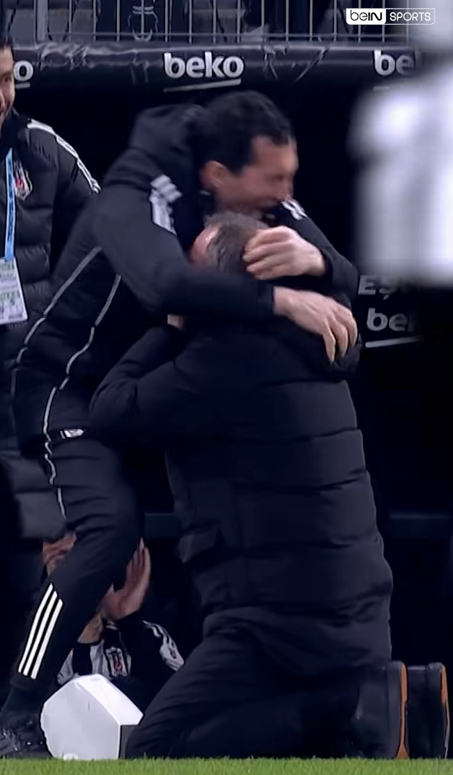 ‘감독은 무릎 꿇고, 현지 팬들은 태극기 펄럭였다’…오현규 3경기 연속골 최초 역사 ‘열광의 도가니’