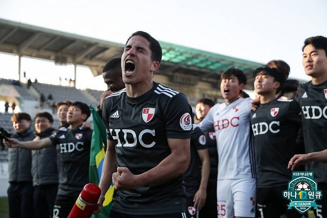 中 귀화 절차 밟기 시작…“마! 이게 부산이다!” K리그 역사상 최초 ‘PK 해트트릭 주인공’ 호물로, 가슴에 오성홍기 단다