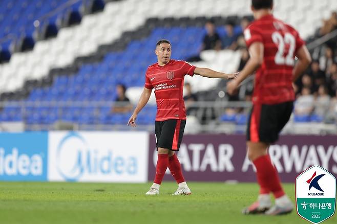 中 귀화 절차 밟기 시작…“마! 이게 부산이다!” K리그 역사상 최초 ‘PK 해트트릭 주인공’ 호물로, 가슴에 오성홍기 단다