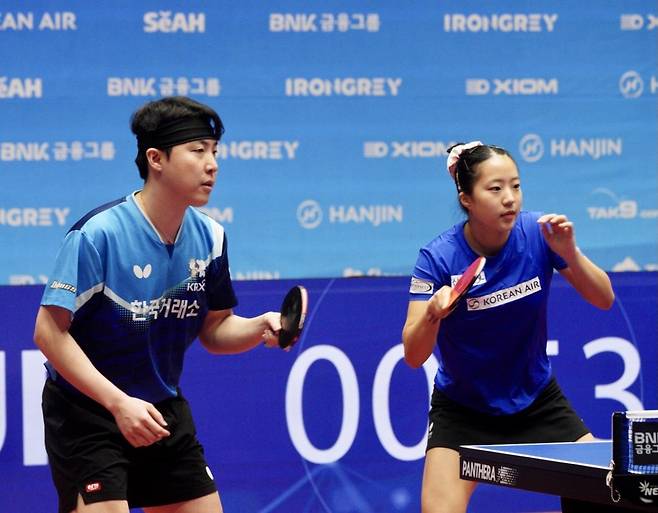 0-2에서 3-2로…‘혼복 최강’ 임종훈-신유빈, 짜릿한 ‘리버스 스윕’으로 WTT 싱가포르 스매시 8강행