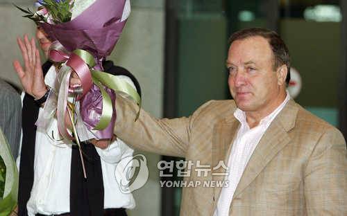 14억 中 조기탈락 월드컵 본선, '15만 인구'로 해냈는데…'韓 감독' 출신 아드보카트 월드컵 OUT→퀴라소 사상 첫 본선행→딸 건강 문제로 돌연 사임