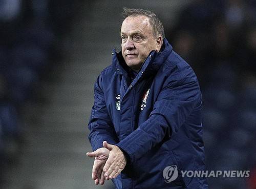 14억 中 조기탈락 월드컵 본선, '15만 인구'로 해냈는데…'韓 감독' 출신 아드보카트 월드컵 OUT→퀴라소 사상 첫 본선행→딸 건강 문제로 돌연 사임