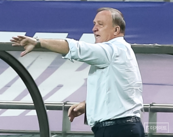 전 한국 국대 감독 아드보카트, 월드컵 3개월 앞두고 퀴라소 감독 사임...