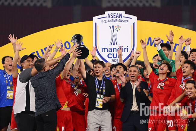 한국 코치진 시스템에 베트남이 반했다!…”규율·체계·현대적인 접근 방식까지 더했다”