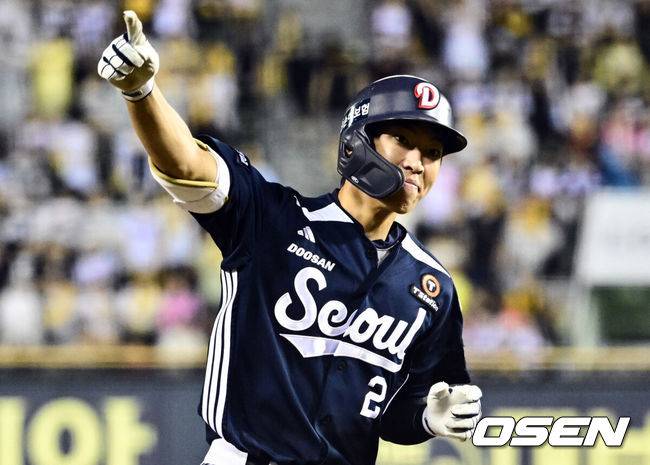 ‘롯데↔두산’ 초대형 트레이드, 왜 올해는 두산 대박 점쳐지나…'생애 첫' 선두타자 초구 홈런 비결 공개 “이진영 코치님 지도 덕분”