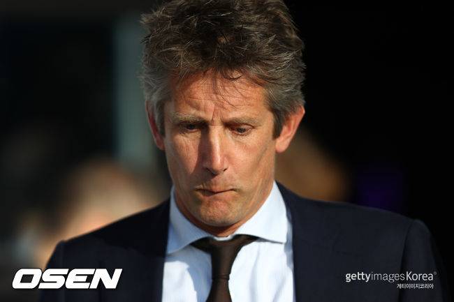 '휴가 중 뇌출혈' 박지성 절친 반 데 사르,