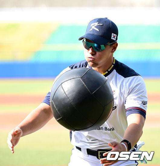 ‘147km 사구→교체’ 안현민, KIA전 2번 DH…부상 우려에 노심초사 “괜찮다는데 제가 뺐어요” [오!쎈 오키나와]