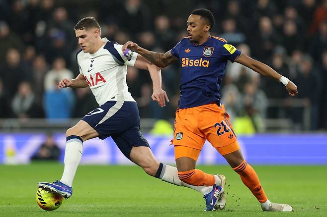 손흥민과 결별 1년 만에... 토트넘 철저히 망가졌다. 강등권 위기에 이어 최대 강점 판 데 펜 & 로메로 팀을 떠난다