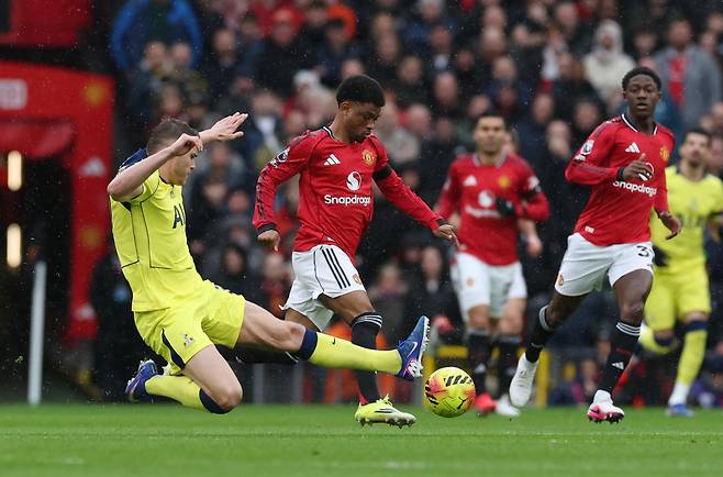 손흥민과 결별 1년 만에... 토트넘 철저히 망가졌다. 강등권 위기에 이어 최대 강점 판 데 펜 & 로메로 팀을 떠난다