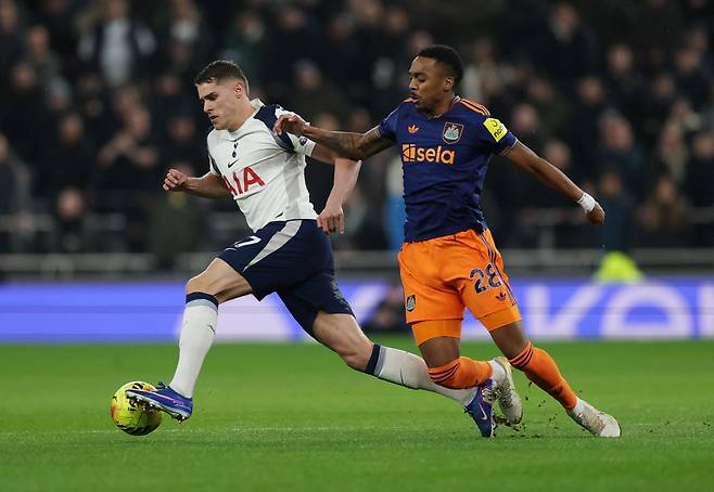 난 손흥민처럼 토트넘 10년 절대 못해...부주장 판 더 펜 이적 결심 '맨유-레알-리버풀 관심'