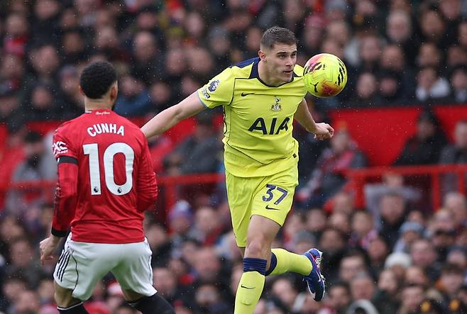 난 손흥민처럼 토트넘 10년 절대 못해...부주장 판 더 펜 이적 결심 '맨유-레알-리버풀 관심'