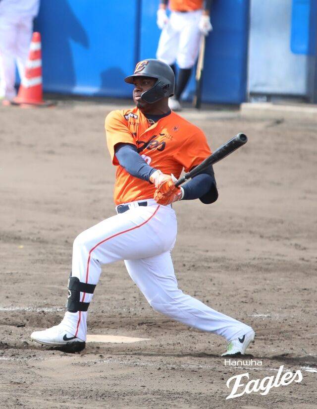 황준서 2⅓이닝 무실점, 10안타 폭발... 한화 마침내 연습경기 첫 승, 삼성에 8-5 승리 [MD오키나와]