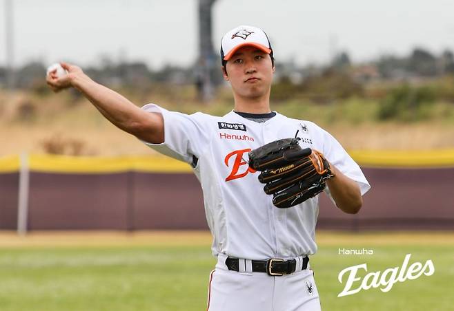 엄상백·황준서 호투+페라자·채은성 펄펄…한화, 매닝 앞세운 삼성 8-5 제압 '첫 승'