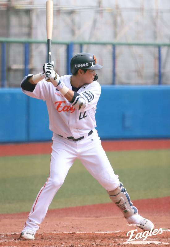 엄상백·황준서 호투+페라자·채은성 펄펄…한화, 매닝 앞세운 삼성 8-5 제압 '첫 승'