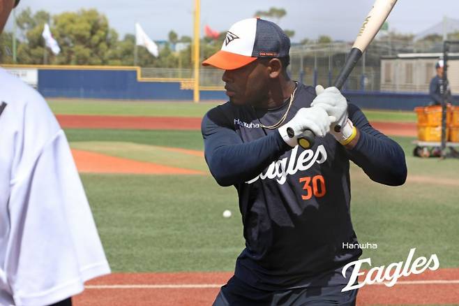 엄상백·황준서 호투+페라자·채은성 펄펄…한화, 매닝 앞세운 삼성 8-5 제압 '첫 승'