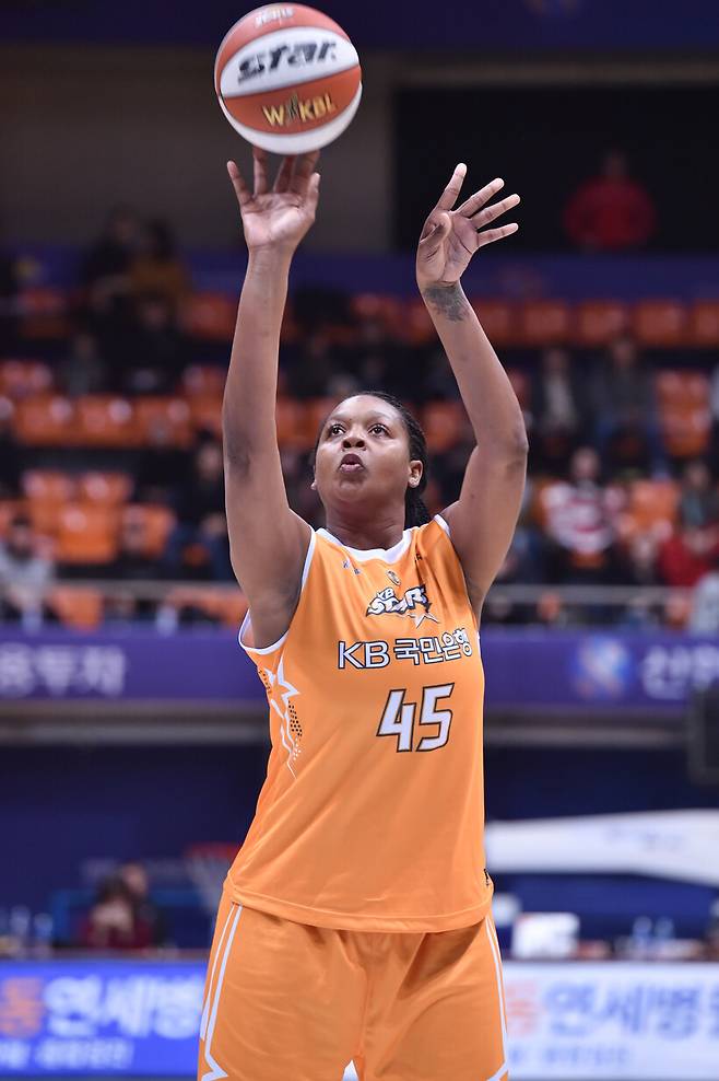 KB스타즈서 뛰었던 카라, 교통사고로 사망…애도의 물결 “말로 표현할 수 없는 아픔”