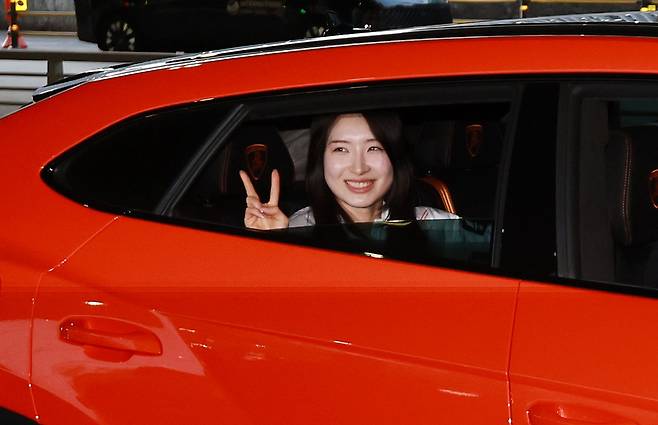 김길리, ‘람보르기니’ 타고 집에 가…동계올림픽 대한민국 선수단 귀국