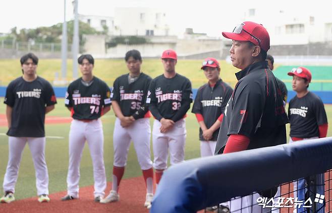 꽃감독은 왜 화가 났을까? 첫 연습경기 패배→단체 미팅 소집 쓴소리 [오키나와 스케치]