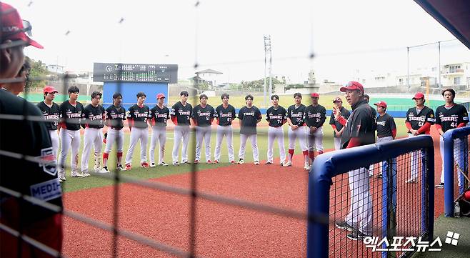 꽃감독은 왜 화가 났을까? 첫 연습경기 패배→단체 미팅 소집 쓴소리 [오키나와 스케치]