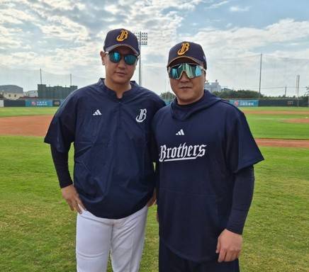 중신 유니폼 입은 이대호 객원 코치, 그런데 왜 정훈이 함께?