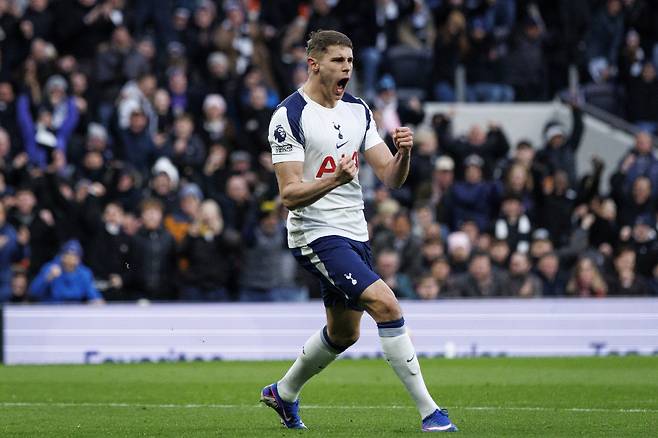 '이러니 임시 감독을 무시하지' '강등 위기' 토트넘 '부주장' 센터백 인기 대폭발, 리버풀-맨유에 '드림팀'까지 원해..잠정 이적료 '헉' 1950억