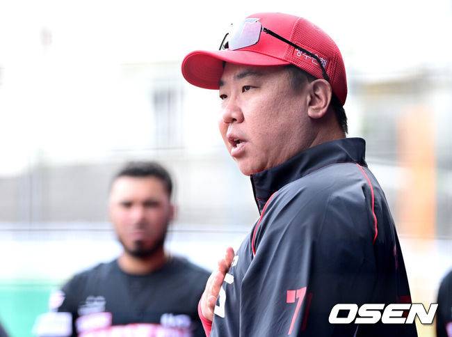 “간절하지 않으면 너희 안 쓴다” 패배 후 KIA 선수단 집합, 꽃감독은 왜 분노했나 [오!쎈 오키나와]