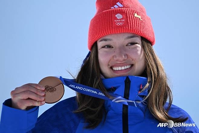 올림픽 홀린 '핫걸' 알고 보니 스탠퍼드 수재... 英 '스키 여제' 앳킨, 메달보다 빛난 설원 위 '관능美' [밀라노 올림픽]