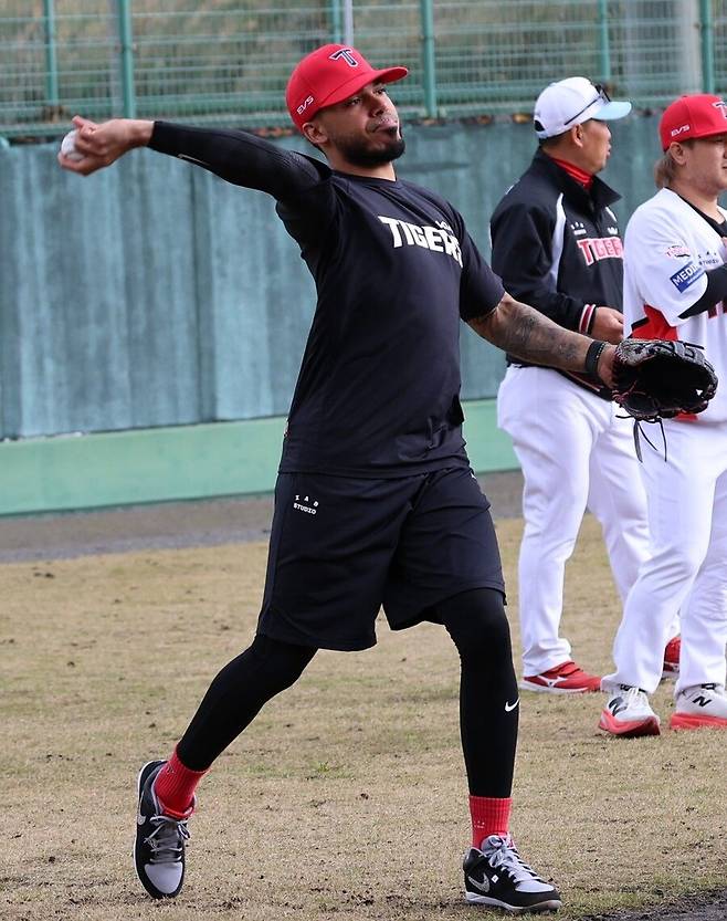 이범호 호언장담 현실로? 최형우-박찬호 공백 메울 수 있나… 수입 방망이 출발이 좋다