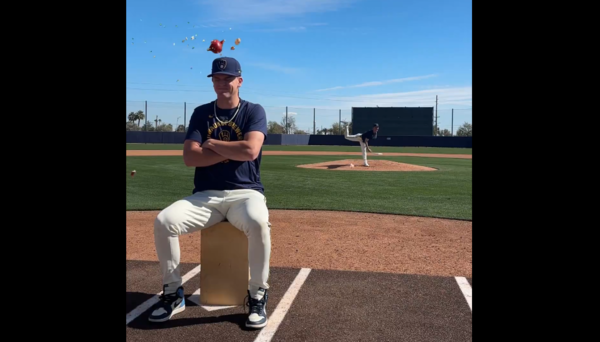 167km 광속구에 머리 위 사과 '산산조각'...동료들도 속은 '야구장 윌리엄 텔' 영상에 숨은 비밀은?