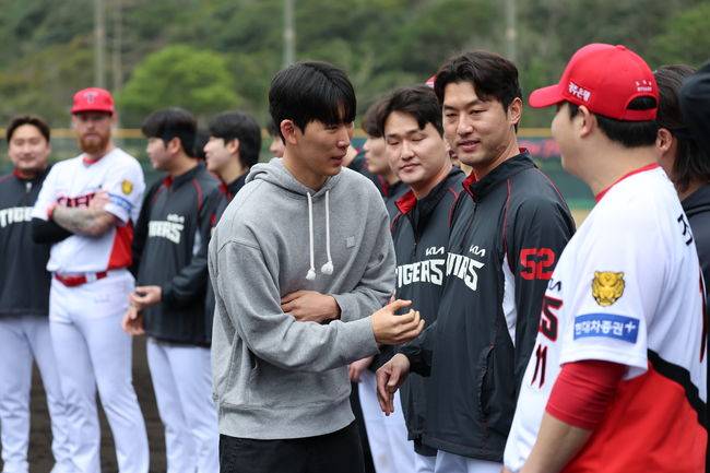 'KIA→한화' 20억 FA 보상선수 1군 캠프 전격 합류, 김경문 감독