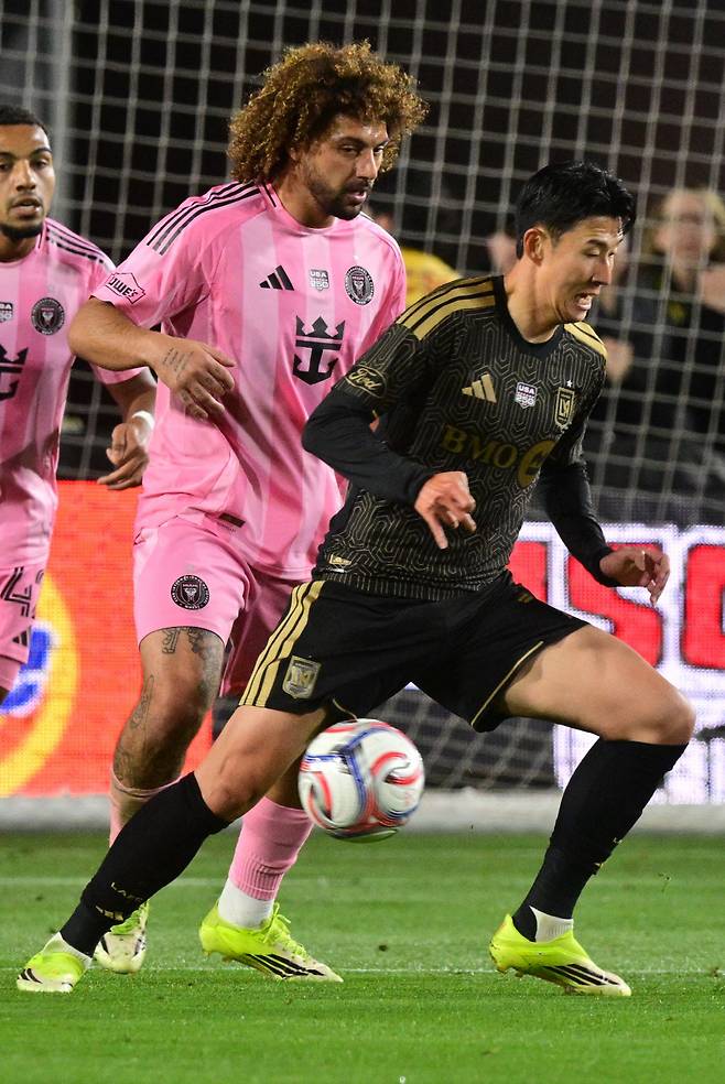 '쏘니 제발 나랑 유니폼 좀 교환해줘' 너무 급했던 그 선수, 손흥민 '찐팬' 고백