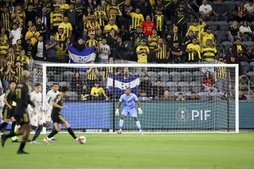 손흥민 ‘슈팅 0개·기회 창출 0회·경합 승률 0%’ 캡틴 완장 차고 출격, 아쉬운 성적표···산토스 감독 “리듬감 회복 중”