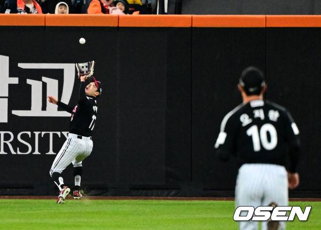 한화 외야 수비는 LG 박해민이 책임지나, 문현빈 이어 1R 신인 중견수까지 배운다…과외 1타강사인가