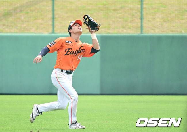 한화 외야 수비는 LG 박해민이 책임지나, 문현빈 이어 1R 신인 중견수까지 배운다…과외 1타강사인가