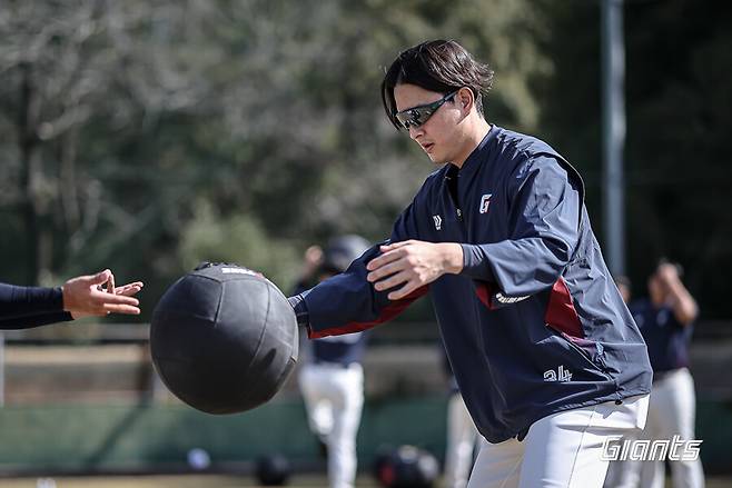 어수선한 롯데에 희소식 등장…'교통사고' 김원중+68홀드 필승조, 개막 합류 보인다
